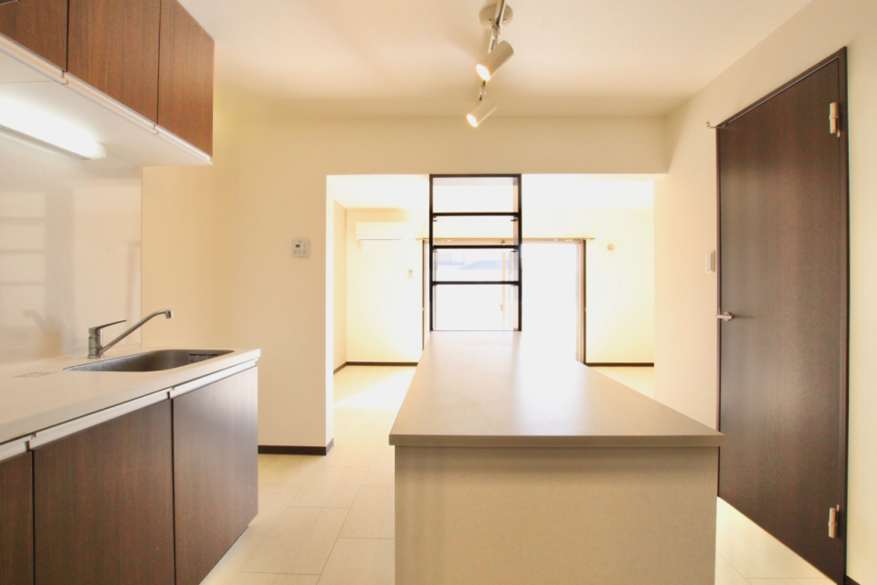 壁やオープンシェルフが空間をゾーニング