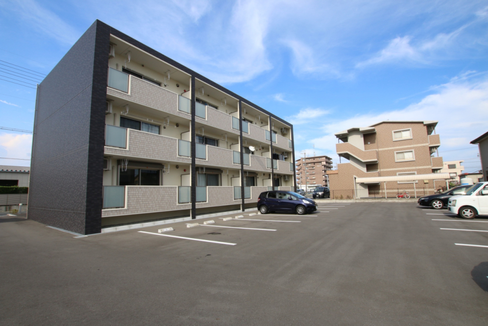 建物外観と停めやすい舗装された駐車場