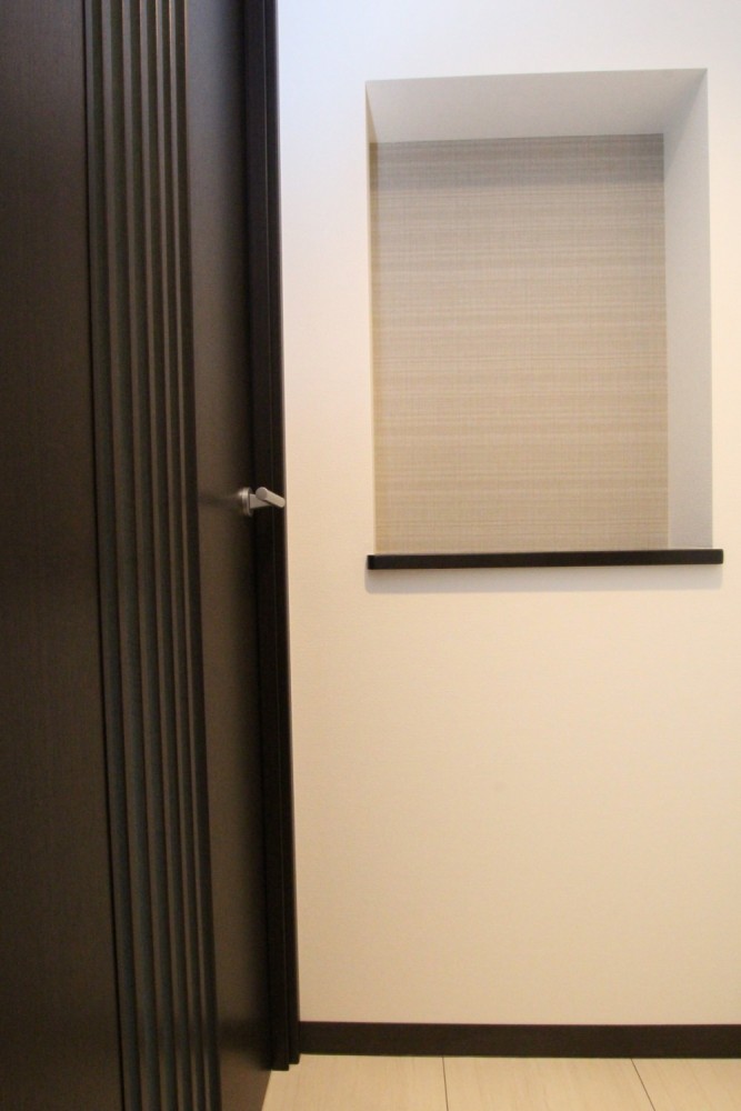 玄関正面にグリーンやフォトフレームなどでアクセントを。