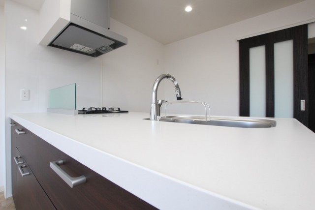 キッチンはアイランド型のシステムキッチン。