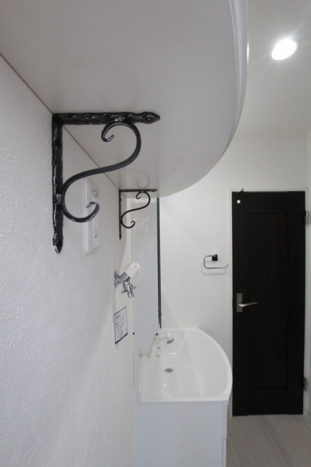 脱衣所内の収納棚、S字金具がお洒落。