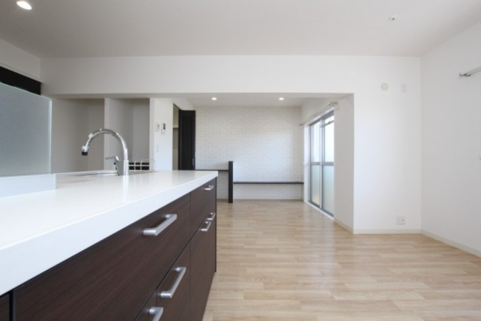 建具やキッチンの色合いがとてもうまくマッチング。