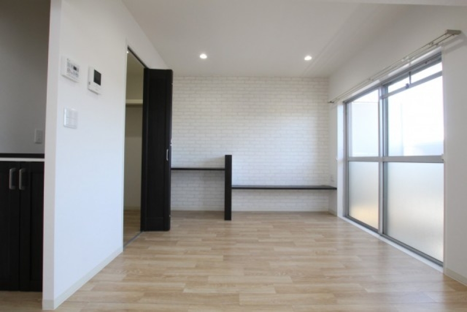 ウォークインクローゼットの隣にはTVデスクやパソコンデスクがある。