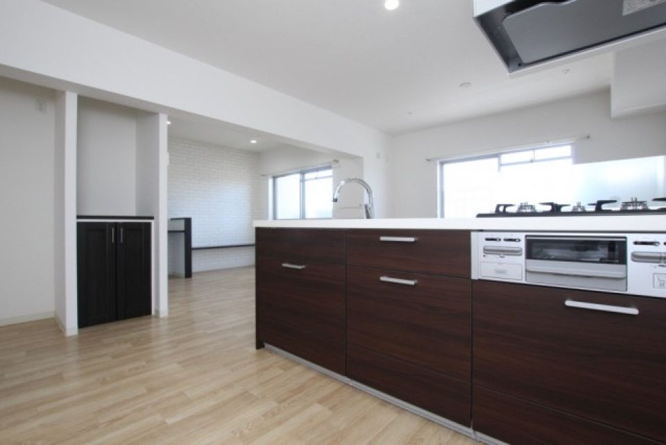 キッチンは3口コンロのグリル付き。