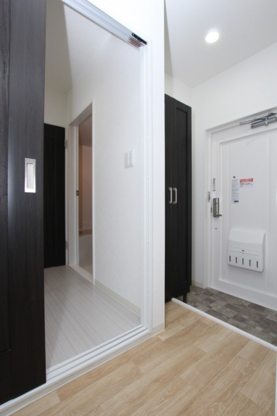 玄関もモダンなスタイルでとてもGOOD。