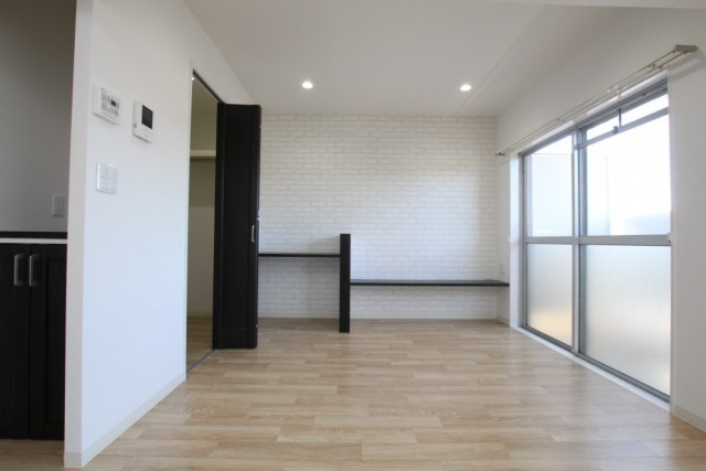 ウォークインクローゼットの隣にはTVデスクやパソコンデスクがある。