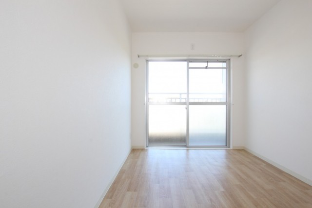 寝室はさらにシンプルテイスト。