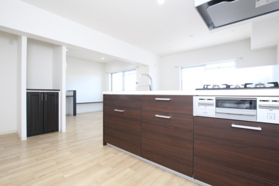 キッチンは3口コンロのグリル付き。