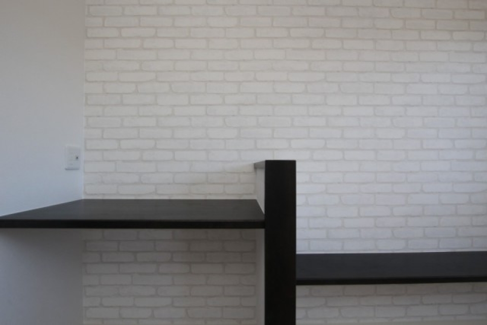 デスクにはしっかり電力供給源が準備されている。