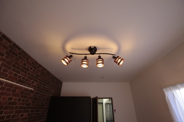 こんなおしゃれな照明がついてくるなんて&hellip;