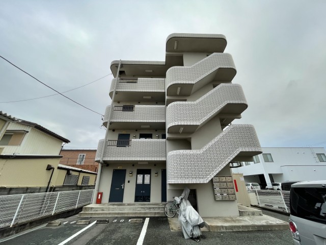 4階建ての鉄筋コンクリート造マンションです。