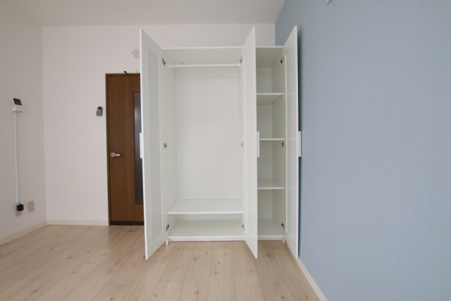 収納は北欧家具の定番IKEAのワイドロープ。