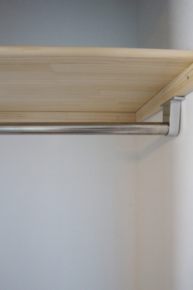 衣類はクローゼットに掛ける。