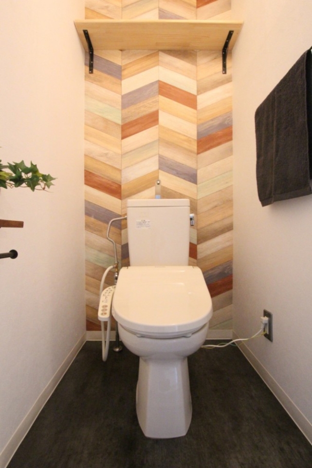 トイレはアイアンのペーパーホルダーとタオル掛け。