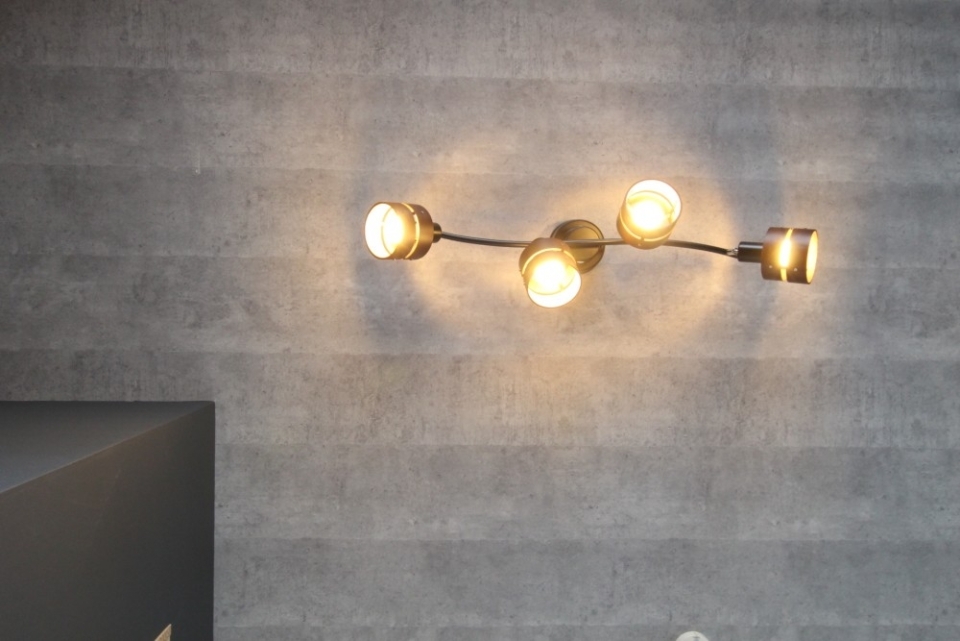 室内を照らす4連スポットライト。