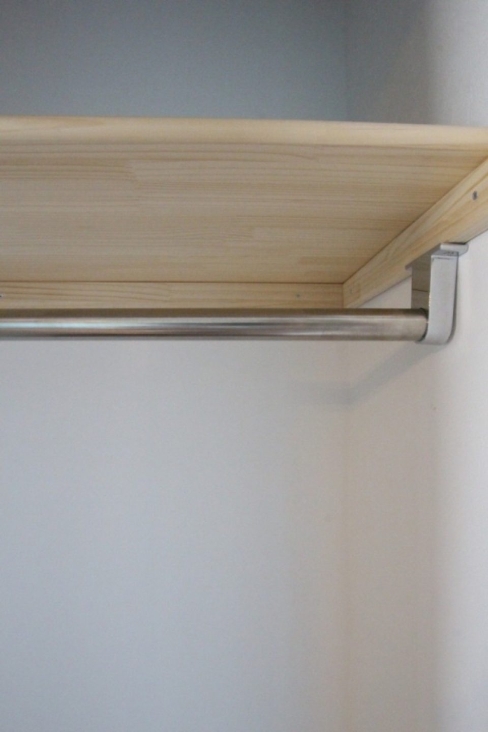 衣類はクローゼットに掛ける。