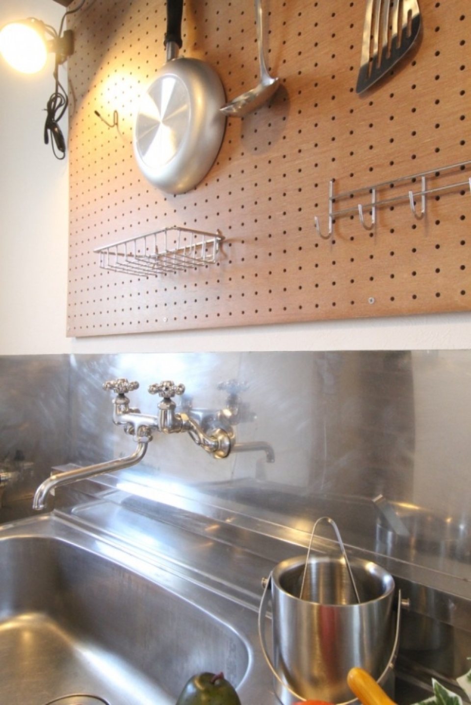 キッチン道具を壁に掛ける。