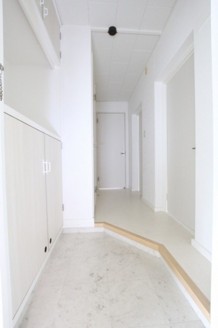 玄関扉を開ければ、白１色の空間。