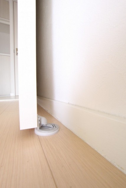 ドアストッパーはマグネット式。