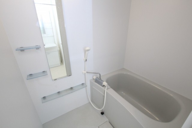 シャンプー棚のついた浴室。