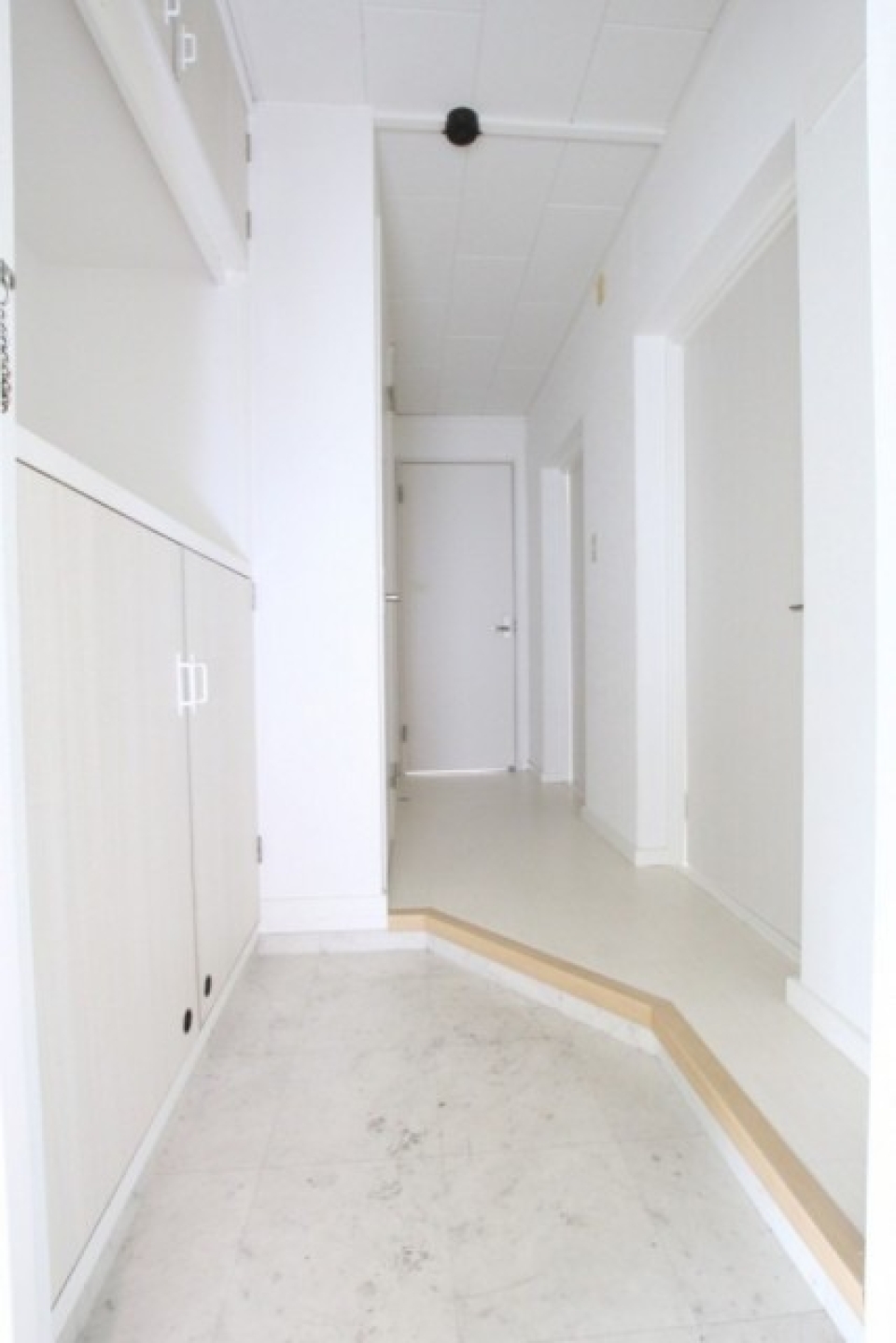 玄関扉を開ければ、白１色の空間。