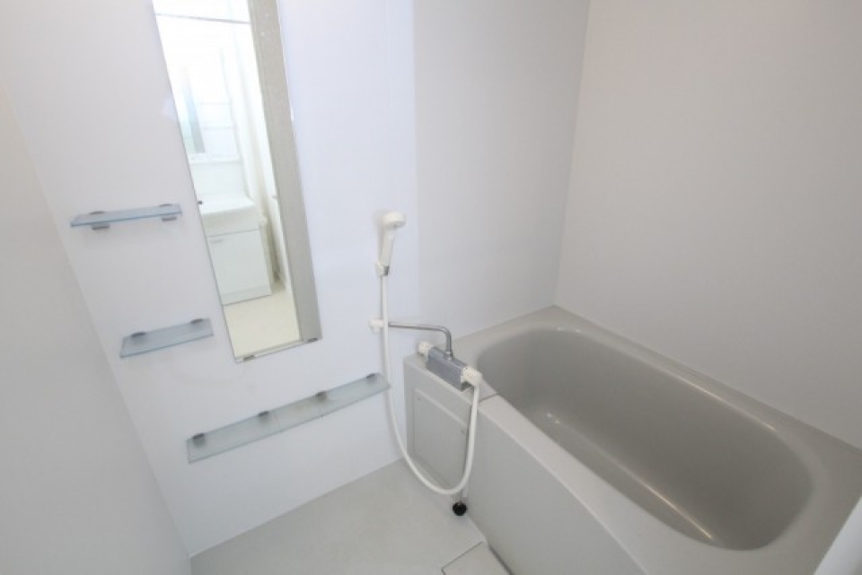 シャンプー棚のついた浴室。