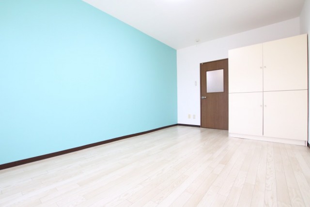 スカイブルー&times;ホワイトのさわやかな配色。