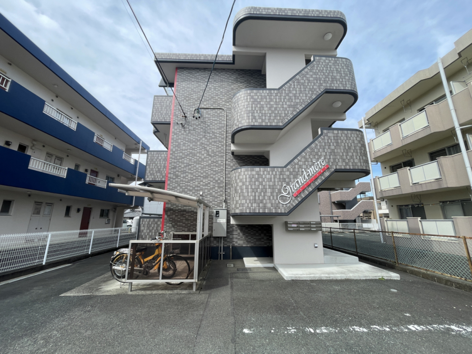 3階建のRCマンションです。