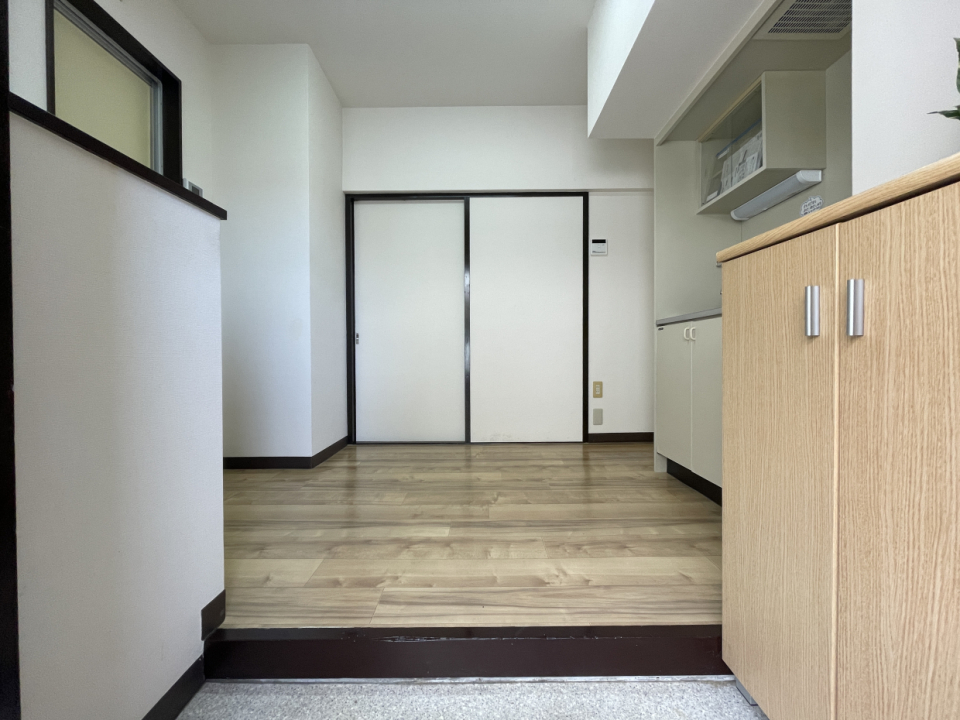 引き戸の向こうが洋室です。玄関から洋室が丸見えにならないので荷物の受取も安心。