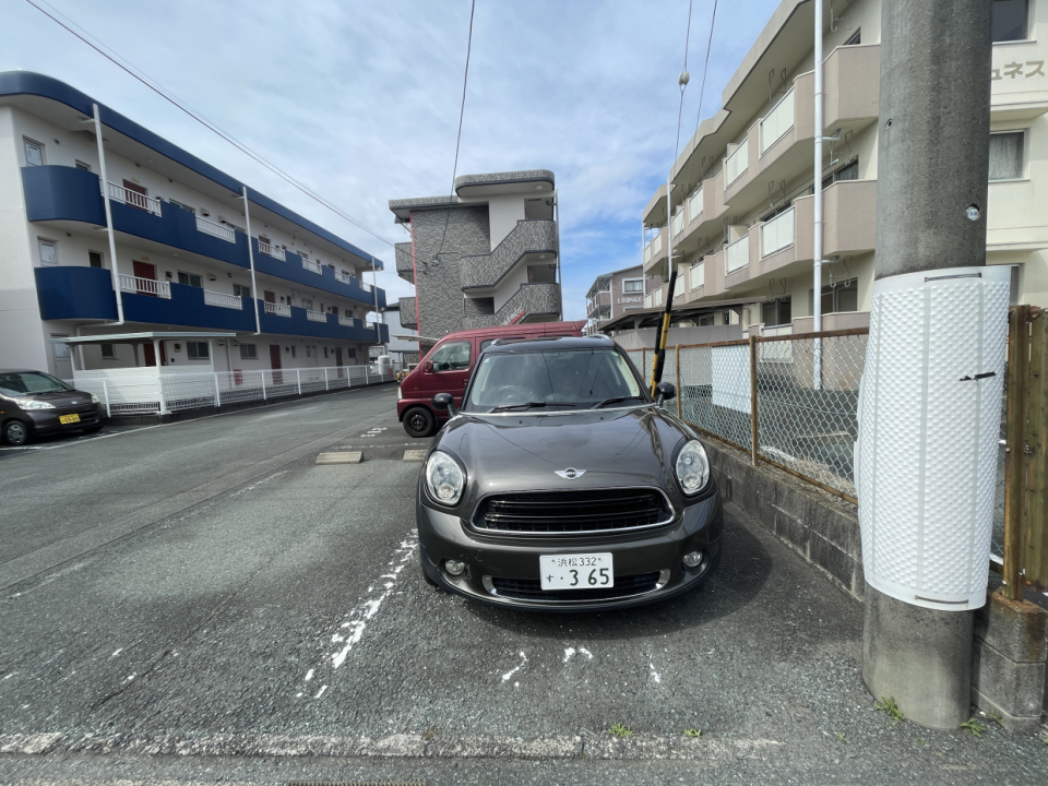 駐車スペースは電柱があるので、ちょっと狭め。