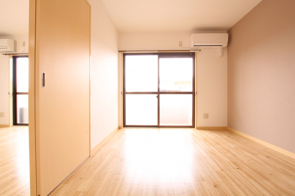 寝室にもエアコンが設置されており購入不要。