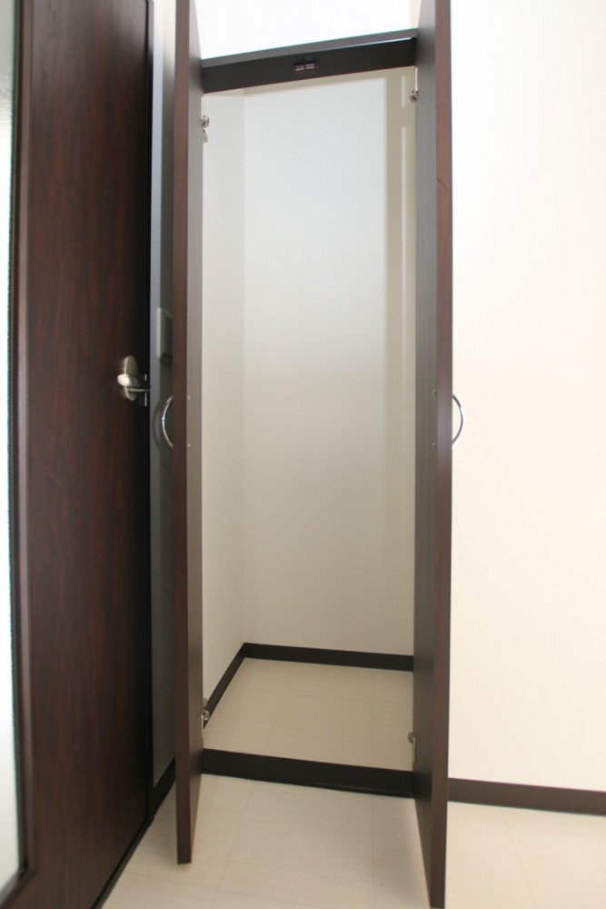 リビングの入口にも小さな収納スペースあります。