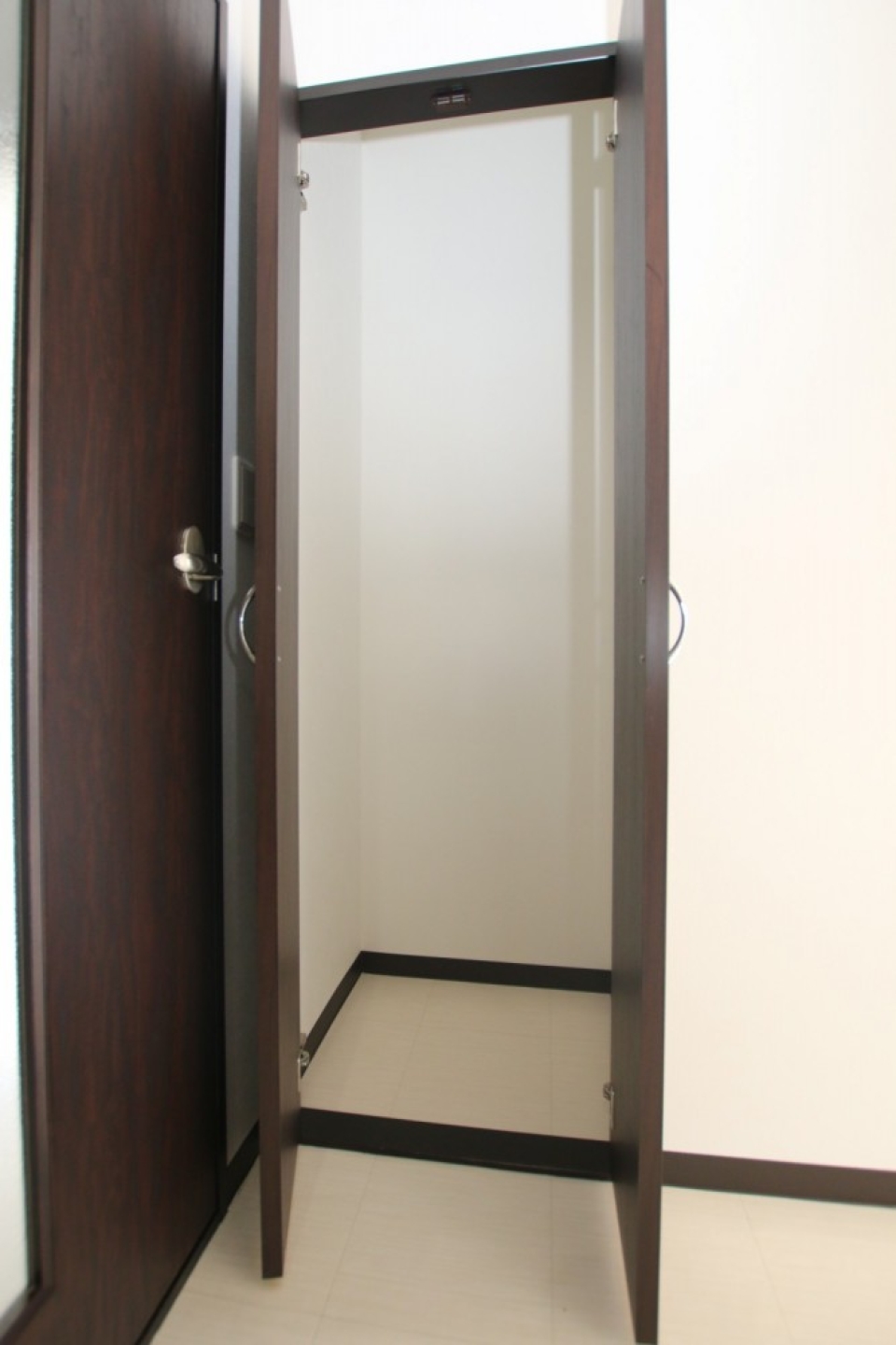 リビングの入口にも小さな収納スペースあります。