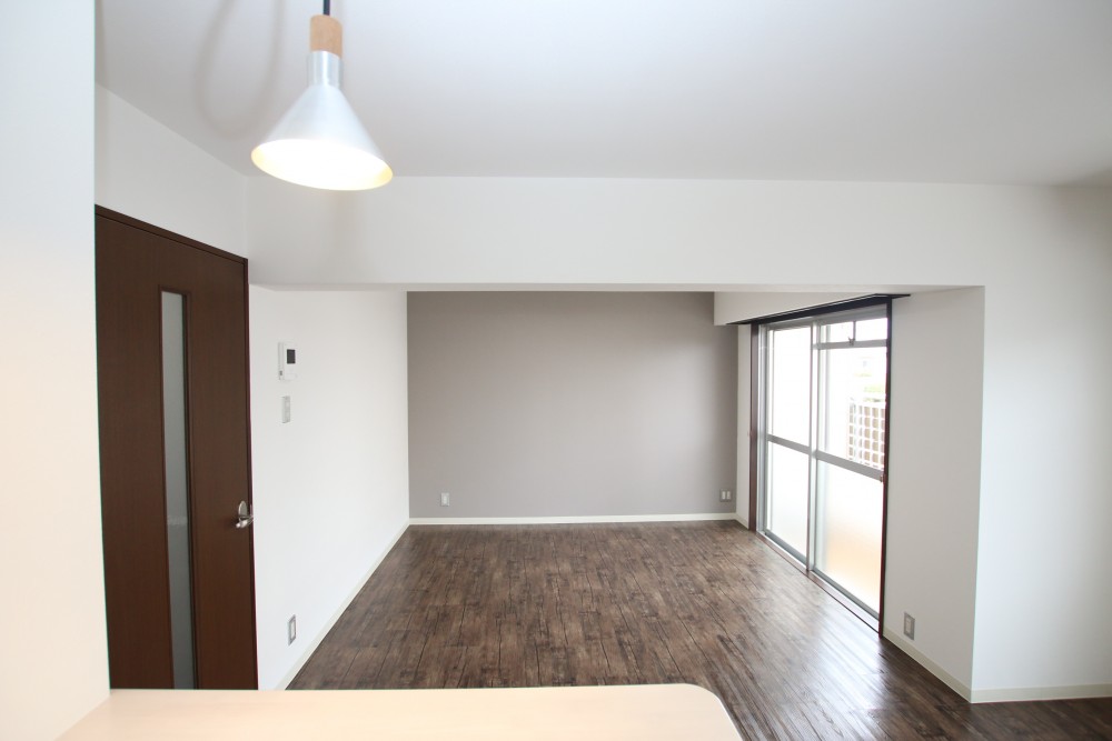 カウンター上のシーリングライトはお部屋に合わせてクールなデザインに。