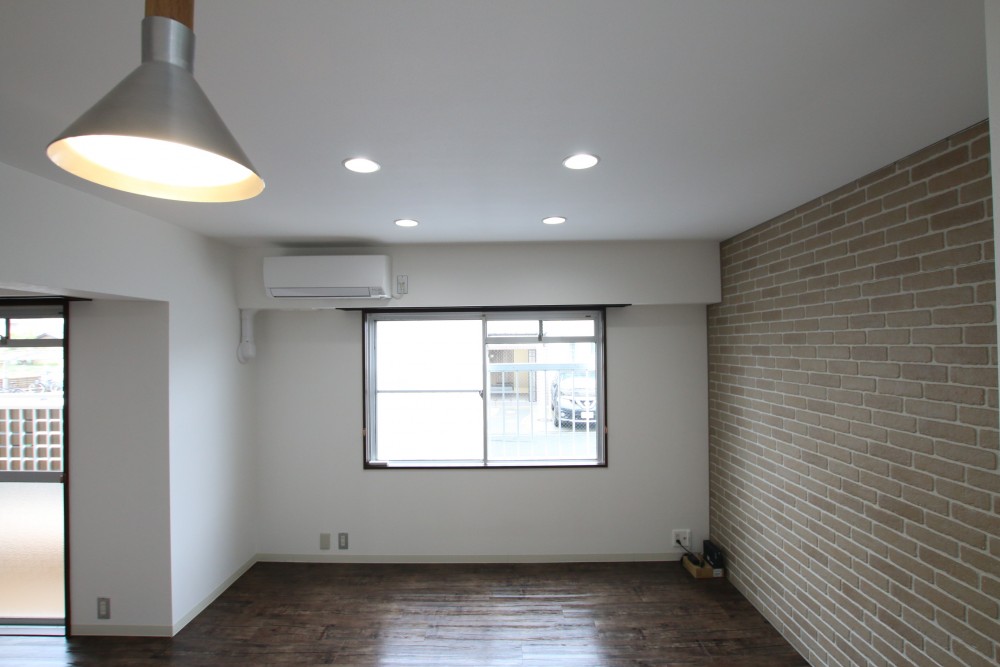 リビングの照明はダウンスポットオンリーで天井部の空間を広くしています。