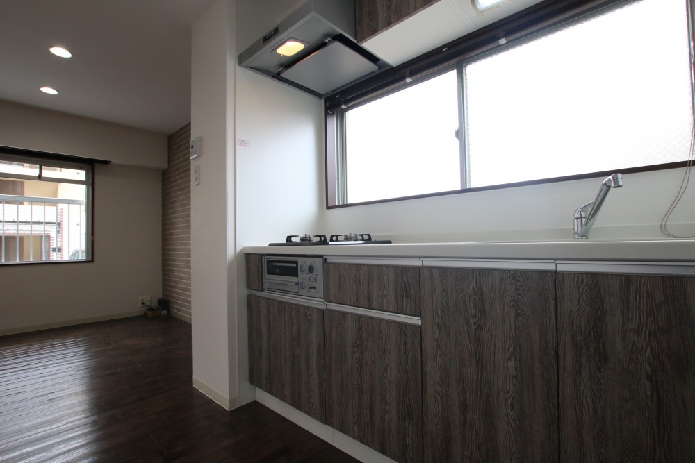 木目調のシステムキッチンとは珍しい。組まれているコンロもオシャレ！