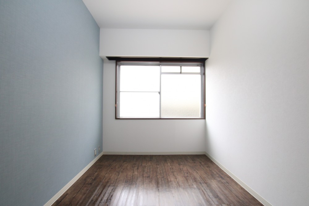 洋室は6帖ほど。シーリングライトがあります。