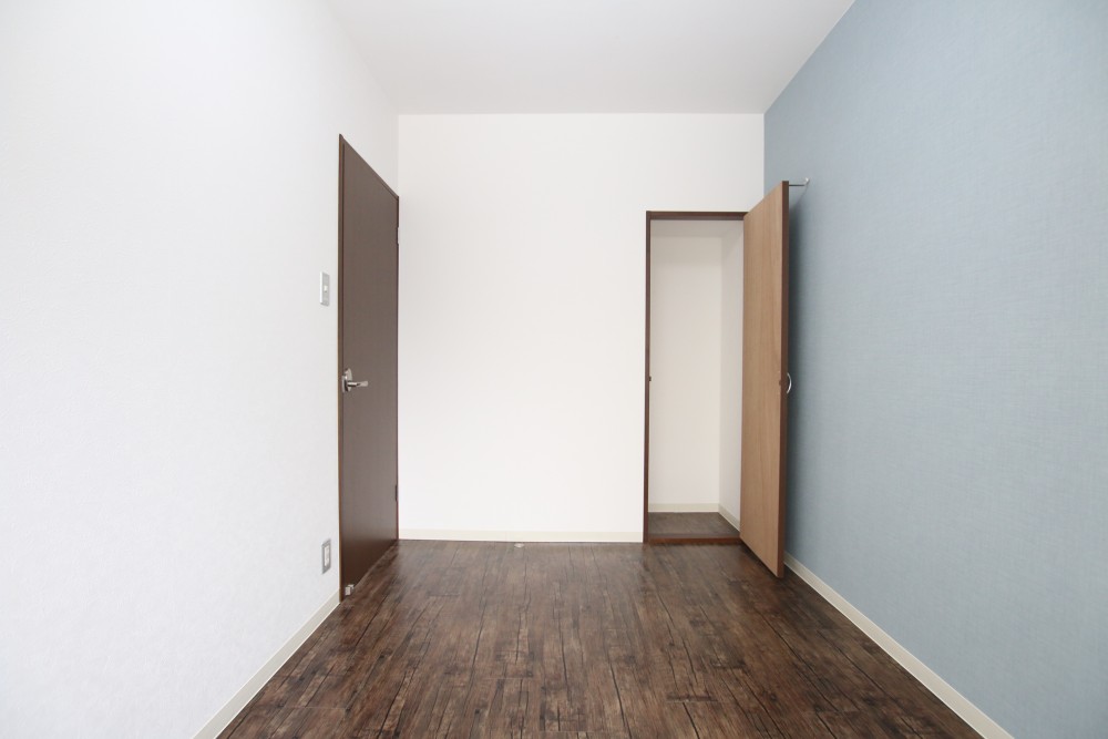 小さな収納が一つ。エアコンは取付できません。