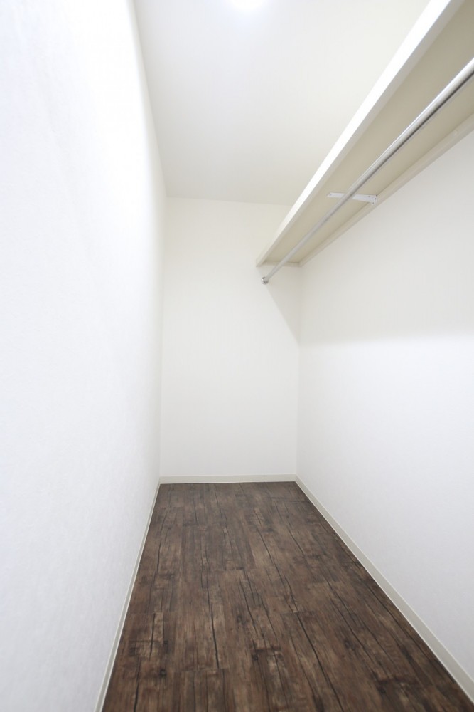 大きなウォークインクローゼットで収納力も抜群！