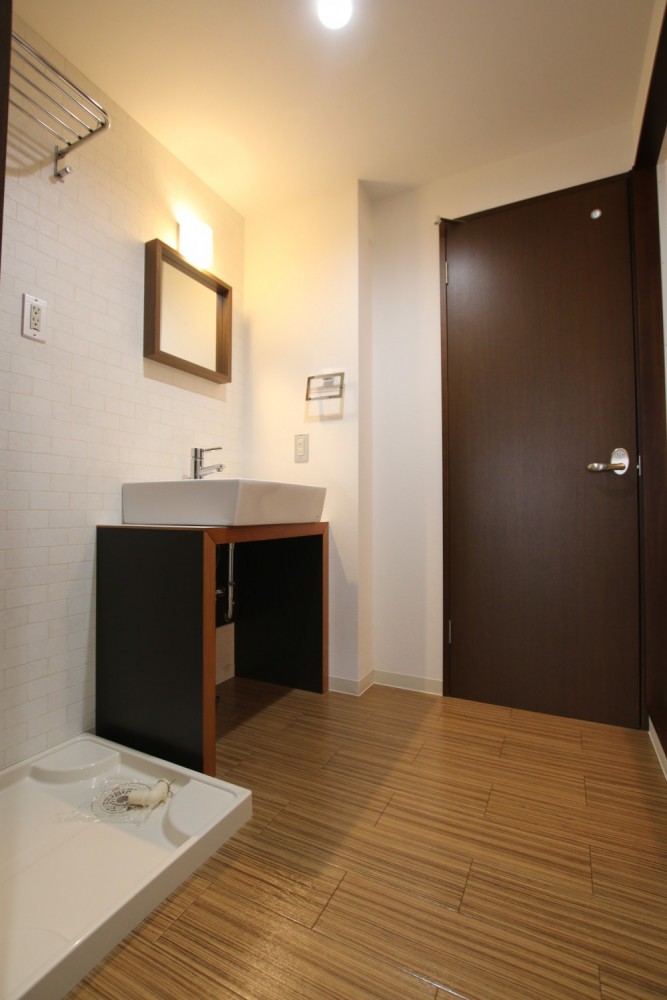 洗面台、鏡、タオルホルダー・・サニタリーなのにうっとりします。