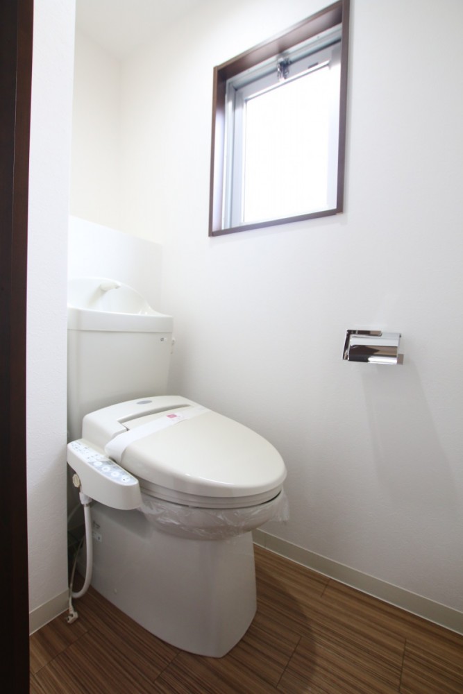 洗面所のタオルホルダーと同じデザインのシルバーペーパホルダー。統一感は大事。