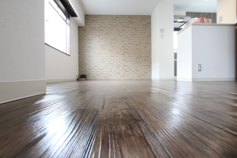 木目調のフローリングがお部屋にぬくもりを与えます。