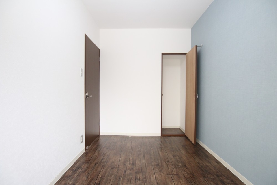 小さな収納が一つ。エアコンは取付できません。