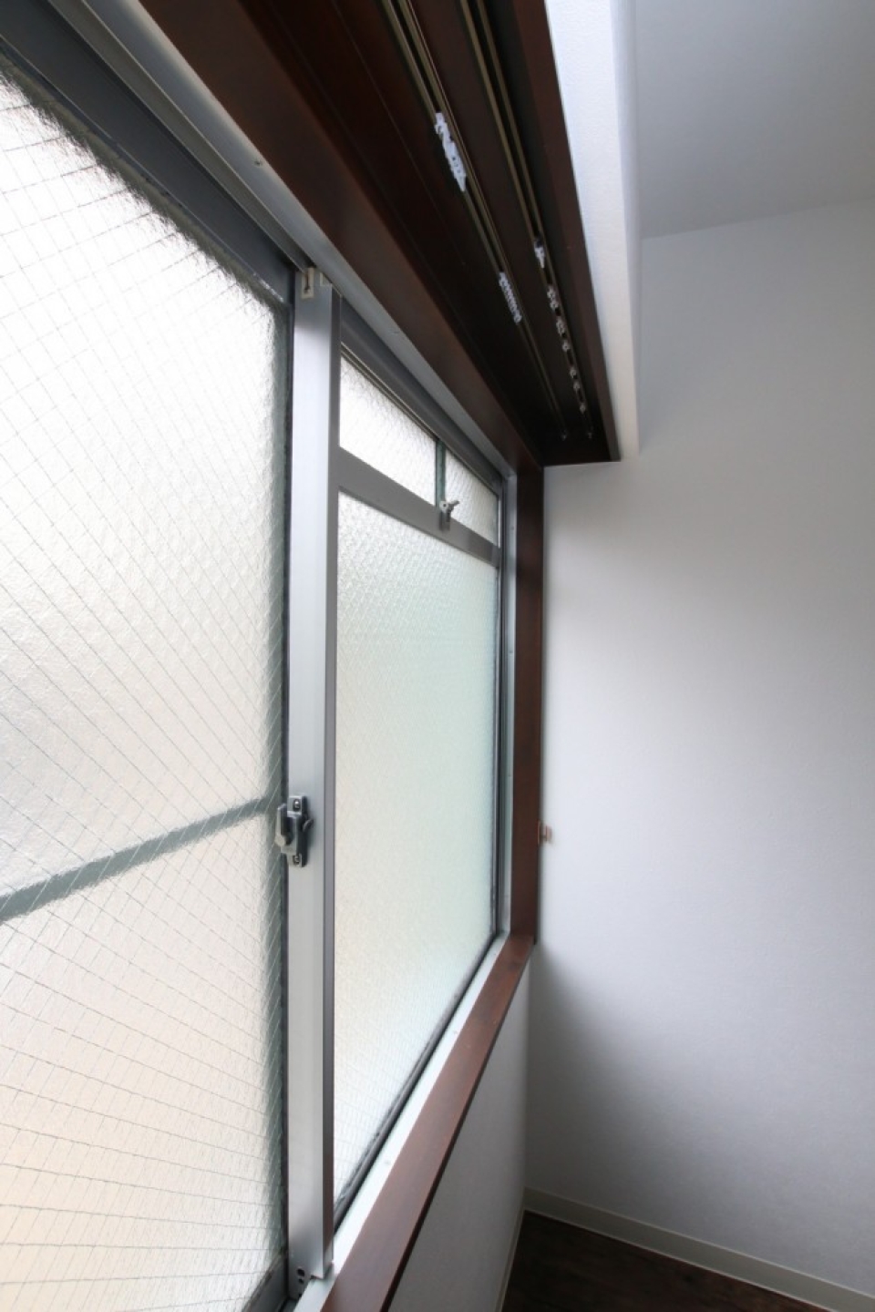 刷りガラス？いや洋室もBOXのカーテンレール採用。