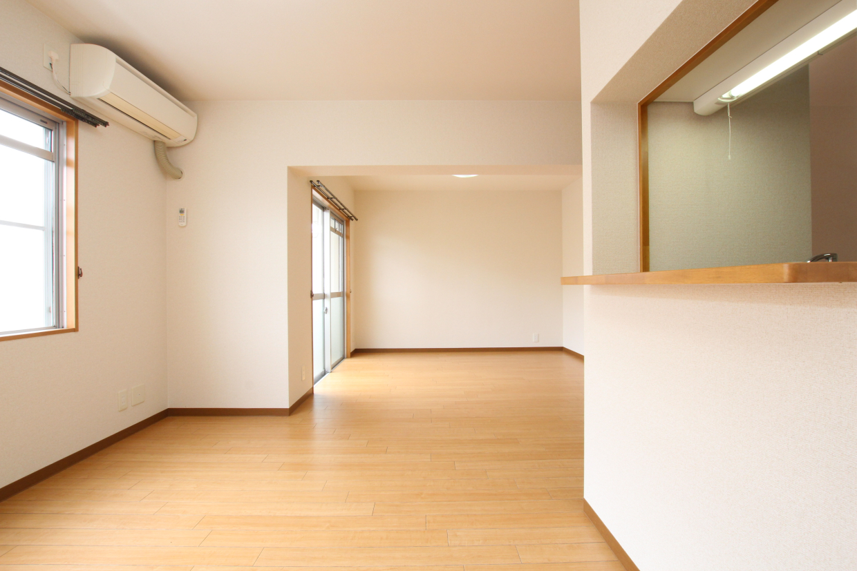 キッチンからLDにつながる窓で全てオペレーションを担います。