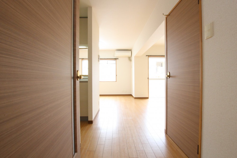 ナチュラルテイストのドアにホワイトの統一感が映えるお部屋です。