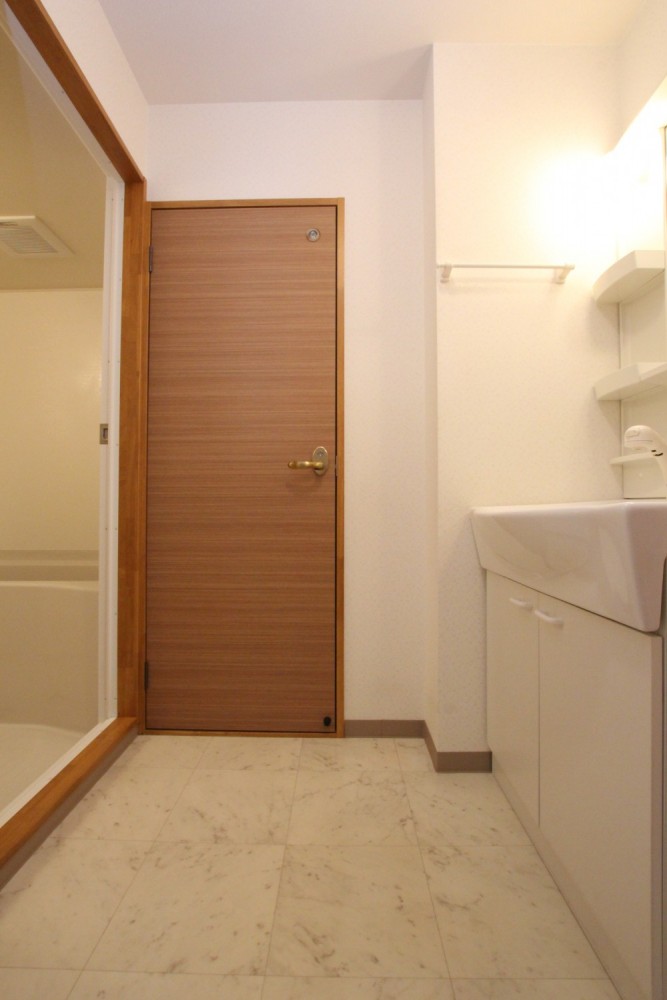 大きなシャンプードレッサーの洗面台。