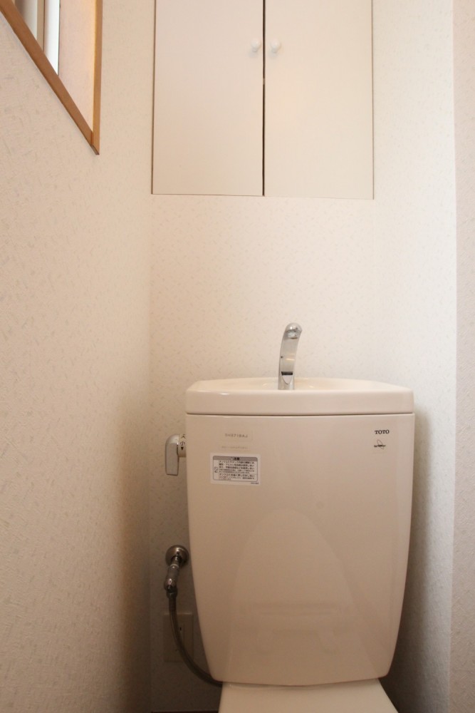 トイレに扉付きの収納は嬉しい。