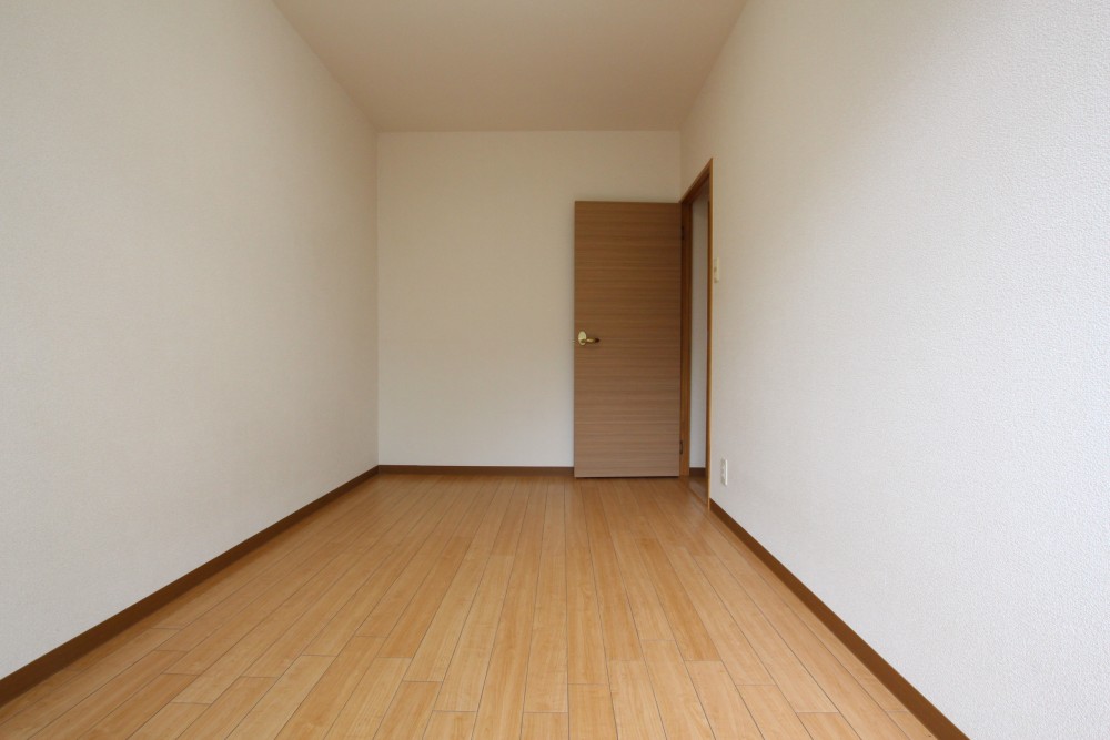 北側の5.1帖洋室。照明、エアコン、収納はありません。