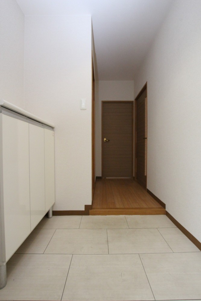 広いたたきにミドルタイプのシューズBOXで圧迫感が少ない玄関。